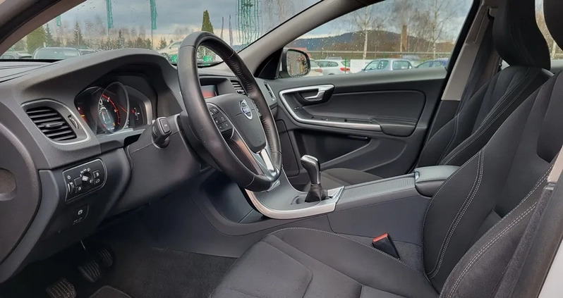 Volvo V60 cena 55900 przebieg: 212000, rok produkcji 2017 z Kraków małe 436